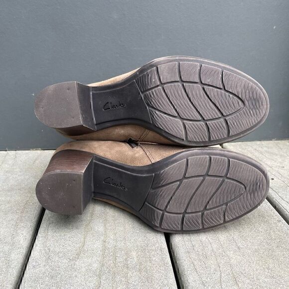 Clarks Collection Ankle Boots Tan Suede Leather Zip Heeled Size 9.5 Soft Cushion - Picture 9 of 9